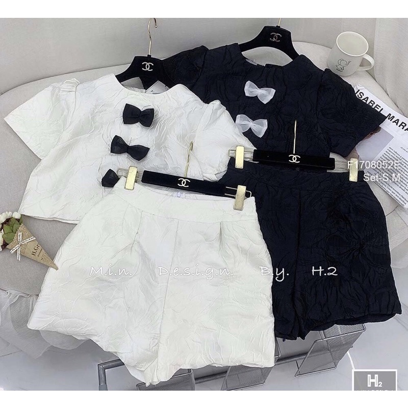 Set áo thun croptop in chữ kèm chân váy