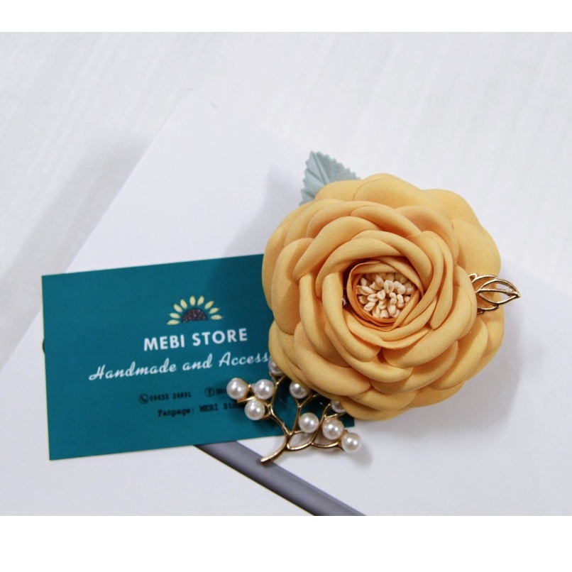 Hoa cài áo handmade mẫu hoa cánh tròn màu vàng cam mix cành kim loại trai chùm