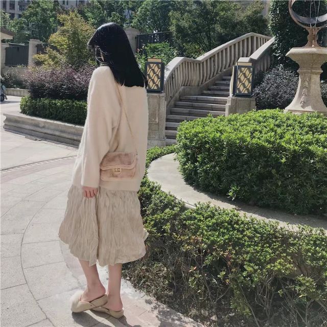 Áo len thụng + chân váy nhăn