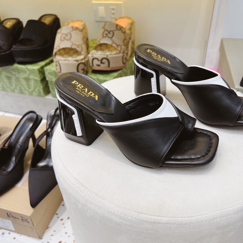 Guốc kẹp xỏ ngón prada