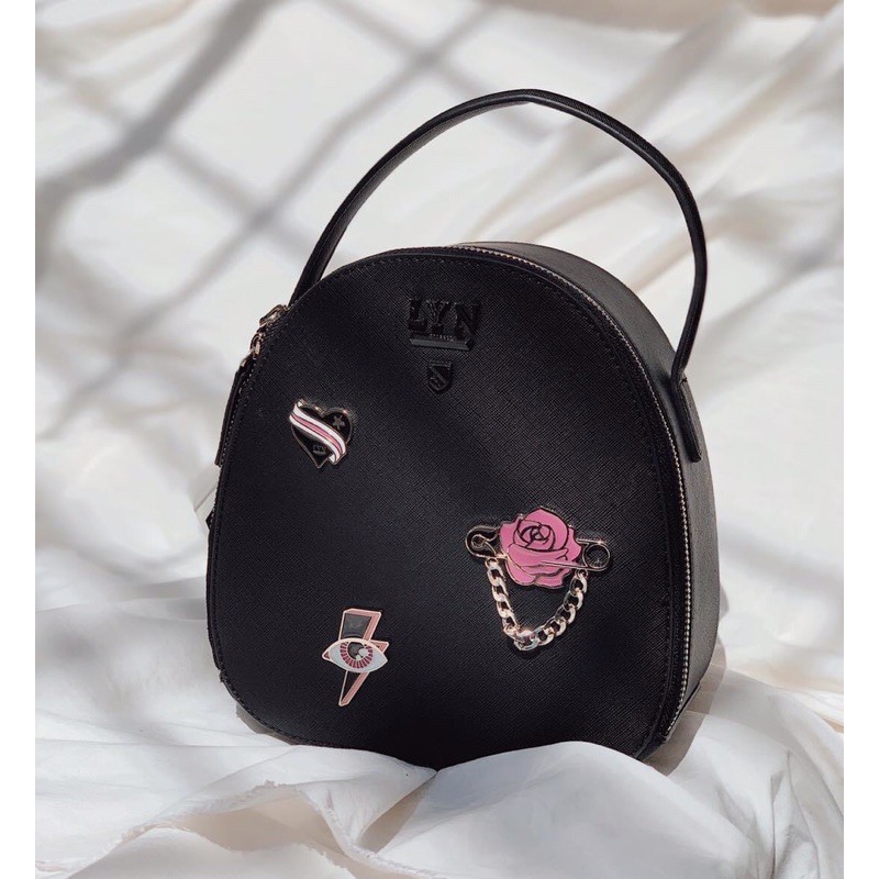 Balo L.y.n kèm charm