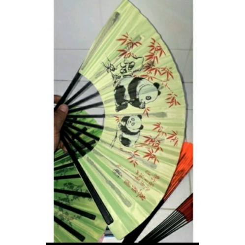 Một chiếc quạt nan Nhựa Vải có 10 nan và dài 24 cm có in hình (chỉ phân loại màu còn hình ngẫu nhiên)