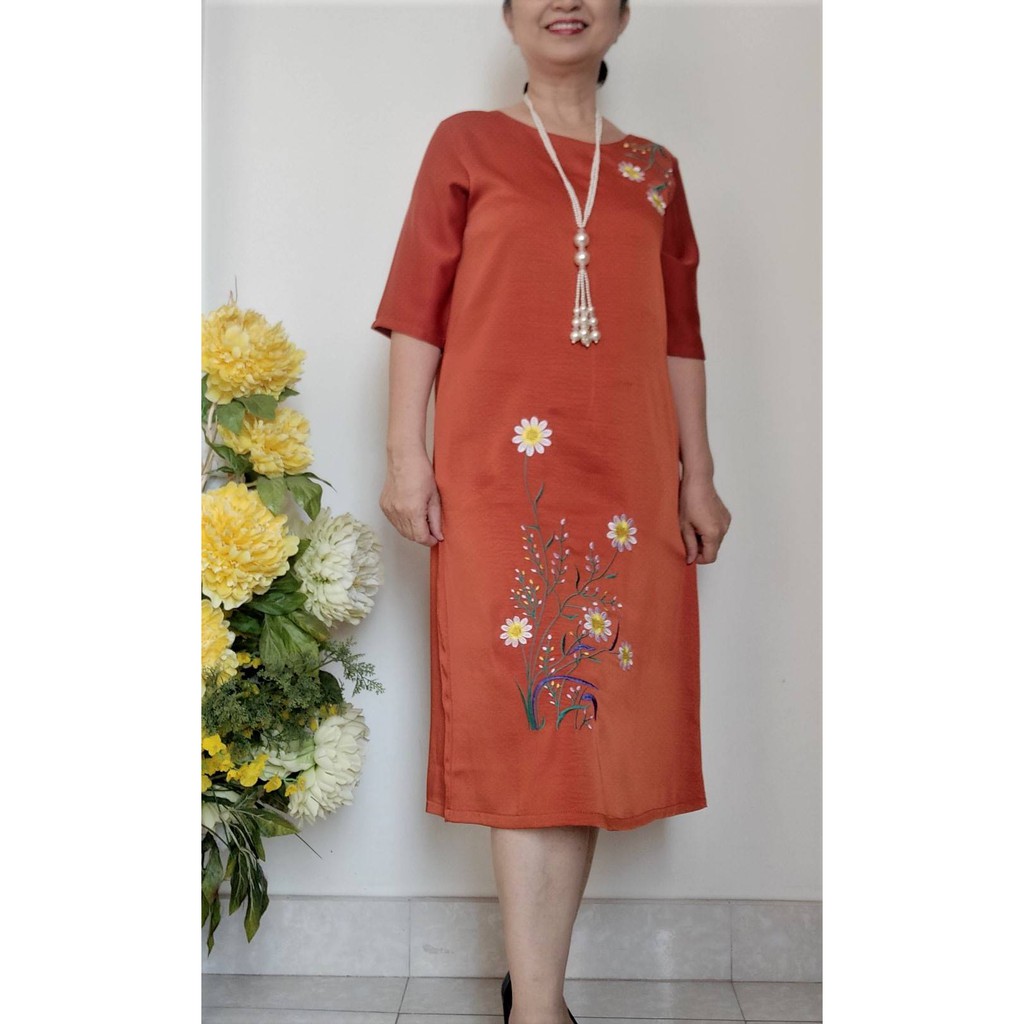 Váy Đầm Thêu Hoa Cúc Dáng Suông - Vải Lụa Gân Pháp Không Co Giãn - Size 50kg - 92kg | BigBuy360 - bigbuy360.vn