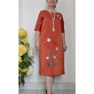 (MỚI VỀ) Đầm Thêu Hoa Cúc Trung Niên Dáng Suông Lụa Gân Pháp (50kg - 92kg)