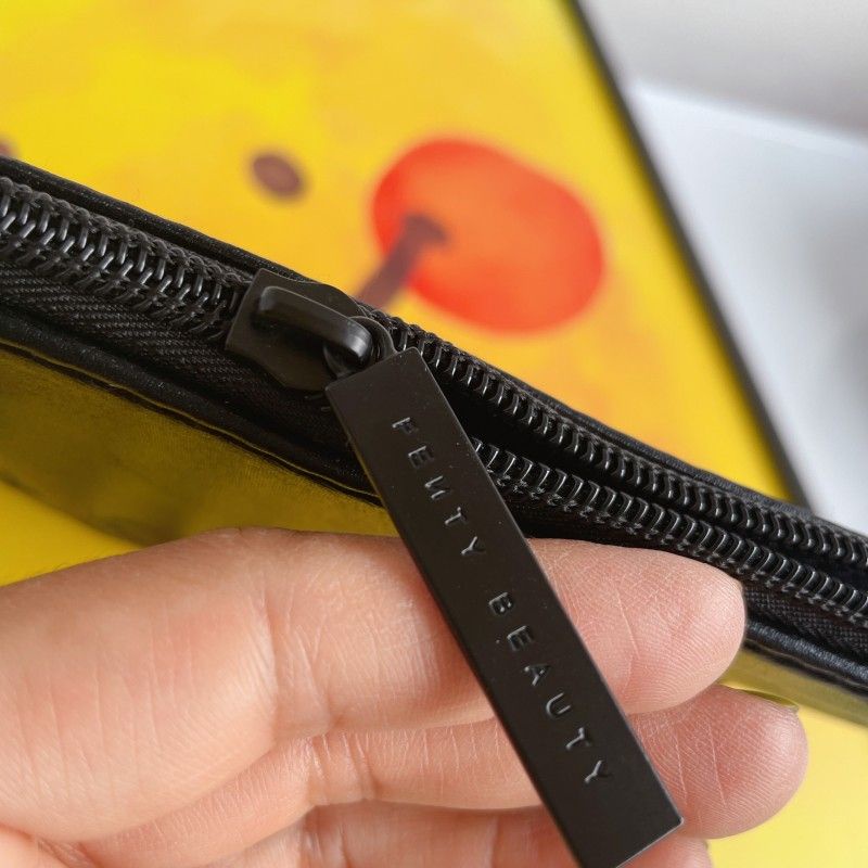 Túi Mỹ Phẩm Fenty Beauty Nền Đen