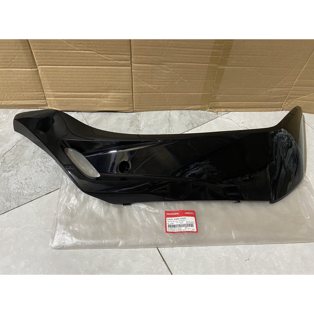 Tấm ốp sàn bên phải - thanh cạnh HONDA PCX125 năm 2010-2011 màu Đen bóng. 64431KWN900ZG