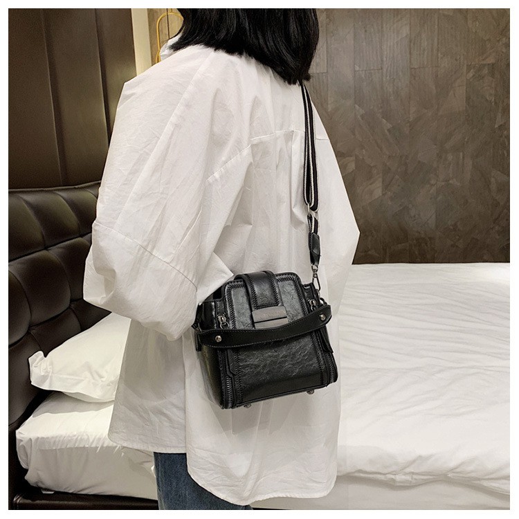 Túi xách màu trơn họa tiết khóa vuông DEMAK dành cho nữ MN42 | BigBuy360 - bigbuy360.vn