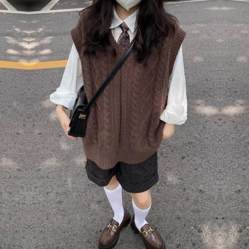 Áo gile len màu nâu cổ chữ V hot trend