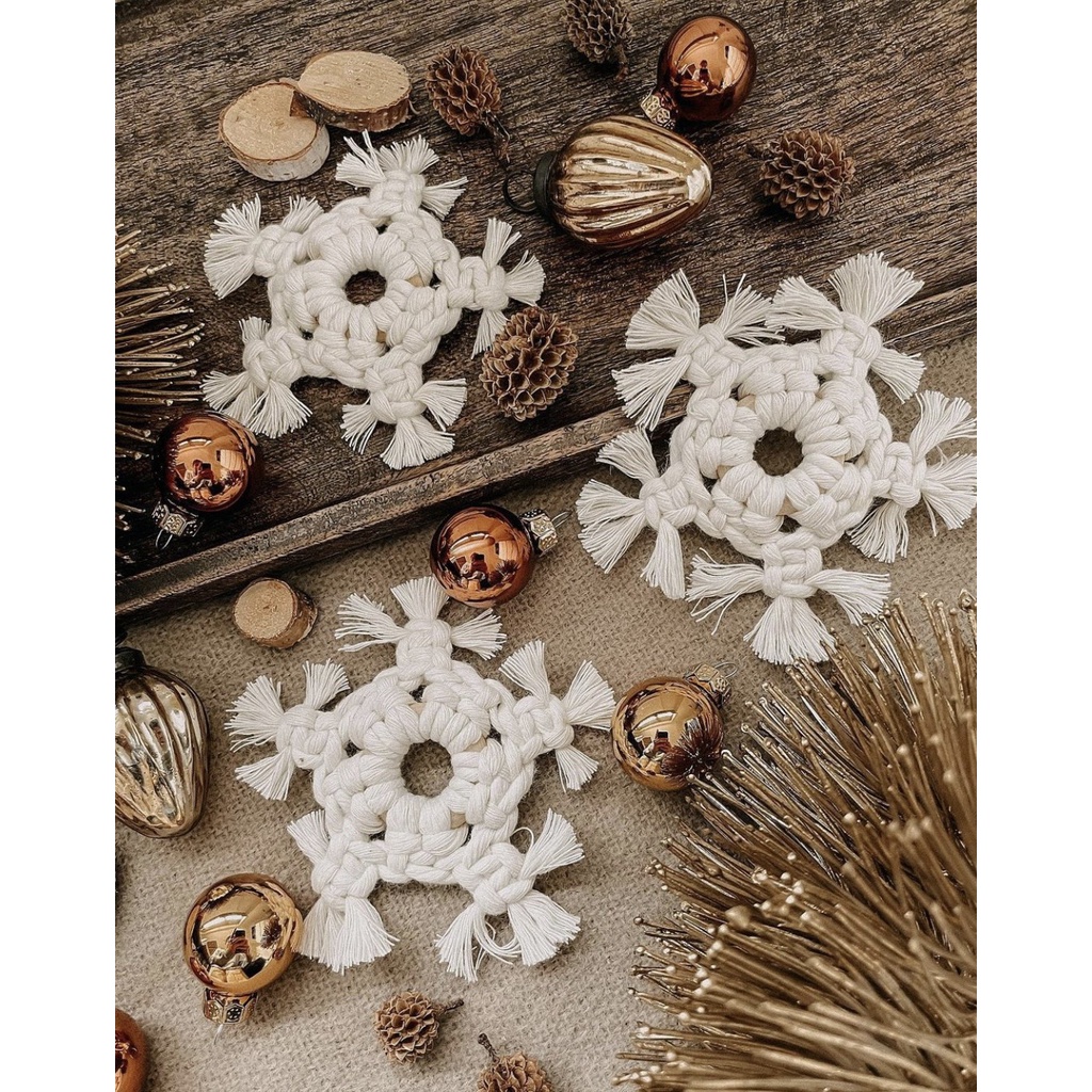 Cây thông gỗ treo tường trang trí noel phong cách vintage kèm phụ kiện trang trí cây thông các loại.