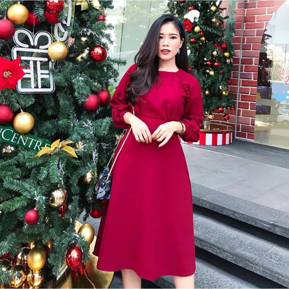Đầm đỏ nút bọc tay phồng