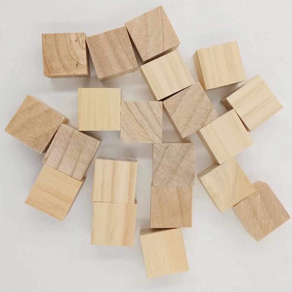 Khối gỗ hình vuông mini dùng làm đồ chơi cho trẻ nhỏ