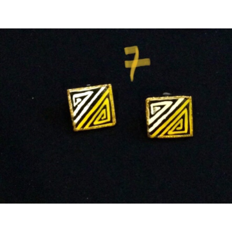 Khuyên tai gỗ đeo sát tai