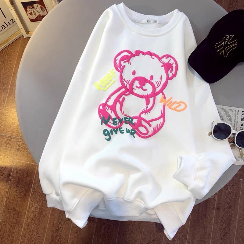 Áo nỉ cổ tròn, gấu hồng Moschino. | BigBuy360 - bigbuy360.vn