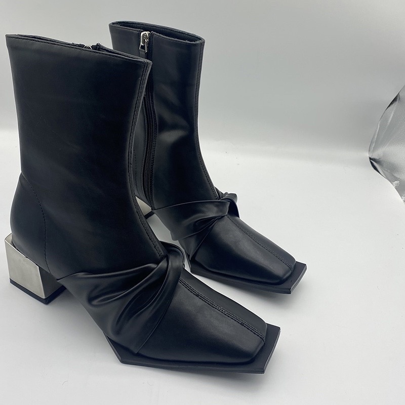 BOOTS THẤP CỔ ĐAN CHÉO ĐẾ KIM LOẠI CÁ TÍNH