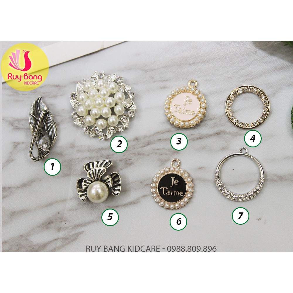 Cành lá kim loại, center đá đính hoa vải handmade