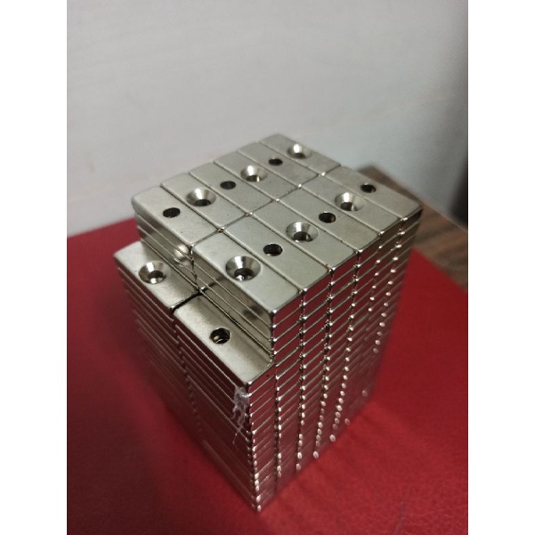 Nam châm viên 30x10x5 mm có lỗ 4mm để bắt vít