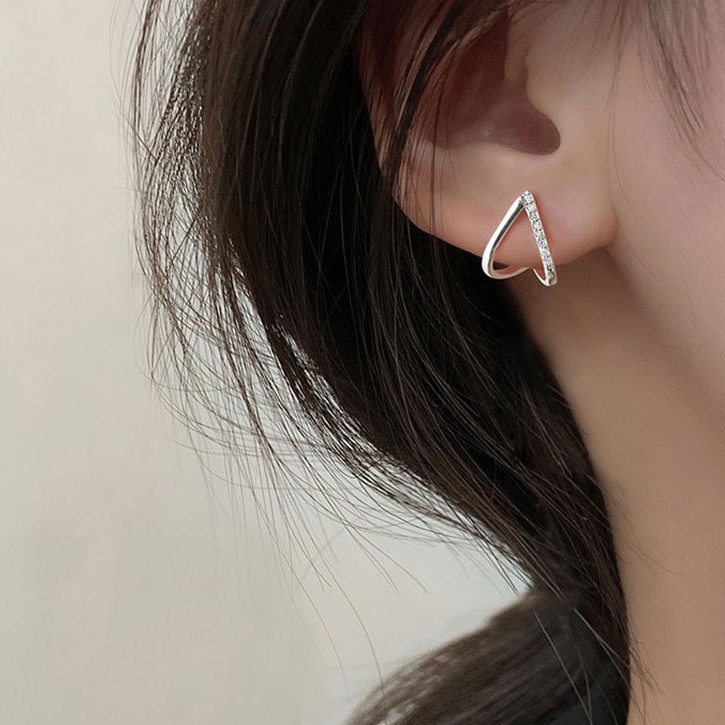 Bông tai bạc ý 925 chữ v đính đá vành tay nữ