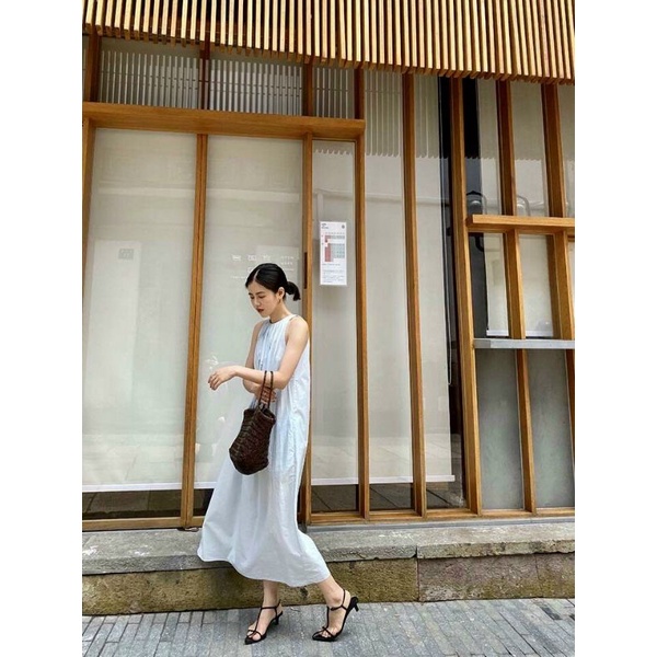 Đầm suông dáng rộng, cổ tròn xếp li cách điệu, cài nút sau cổ