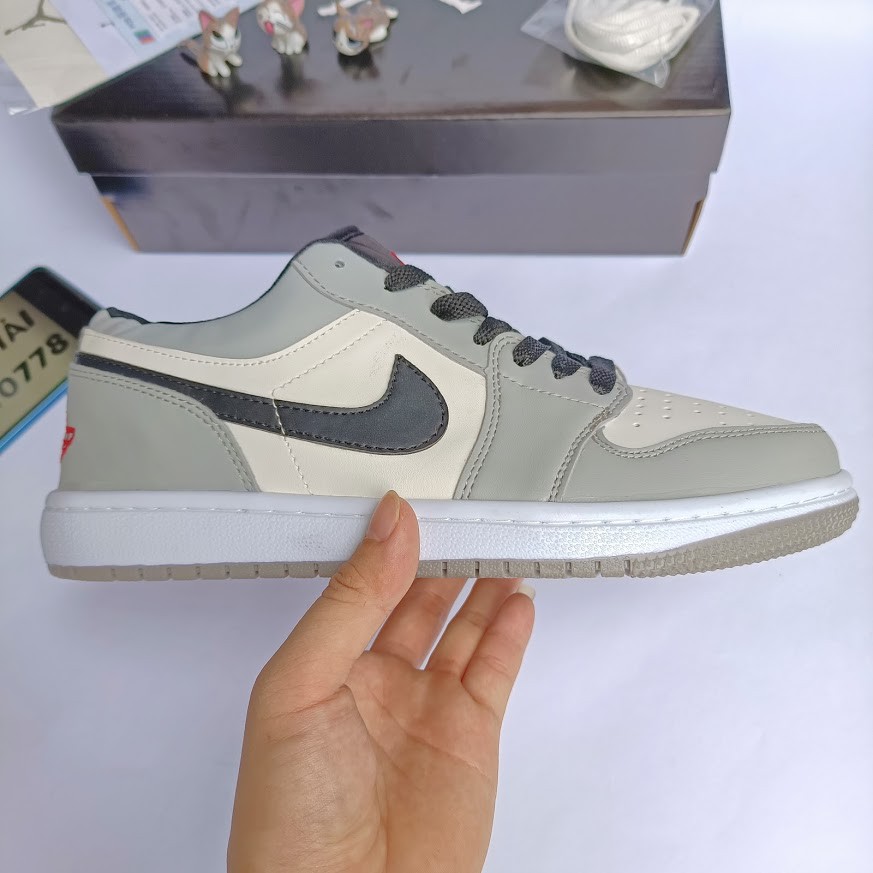Giày Air Jordan Xám Chỉ Đỏ, Giày thể thao JD1 Low Smoke Grey nam nữ full box bill