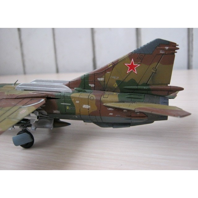 Mô hình quân sự Máy bay tiêm kích bom MiG-23 MLD 1/72 Zvezda
