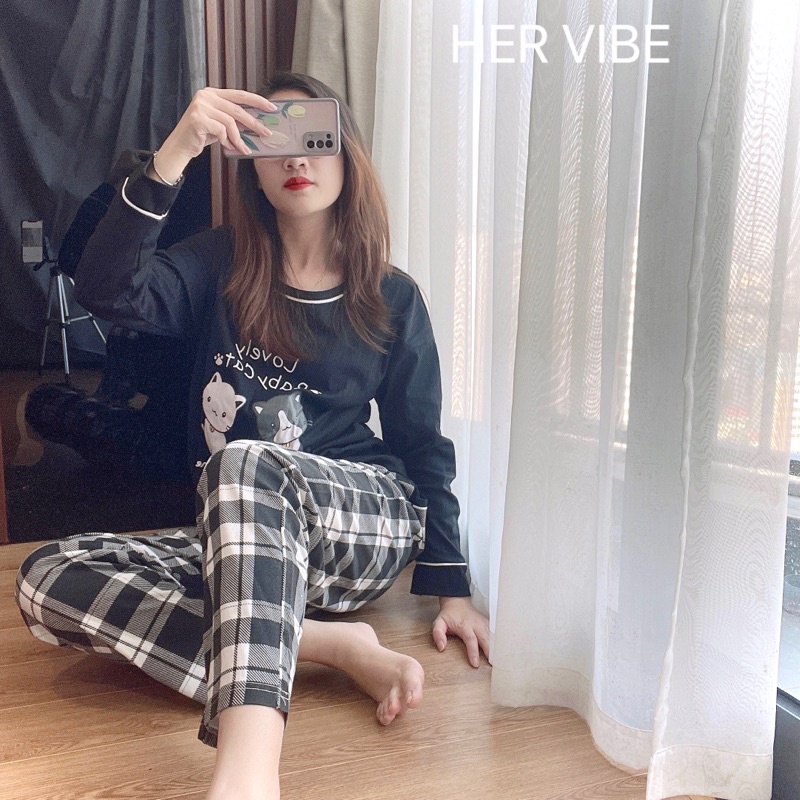 Bộ ngủ thu đông mẫu kẻ phối hình gấu dễ thương tay dài quần dài chất dày ấm Her Vibe | BigBuy360 - bigbuy360.vn