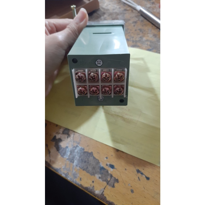 Đồng hồ máy dán miệng túi liên tục chạy băng tải có in hạn sử dụng FRM980