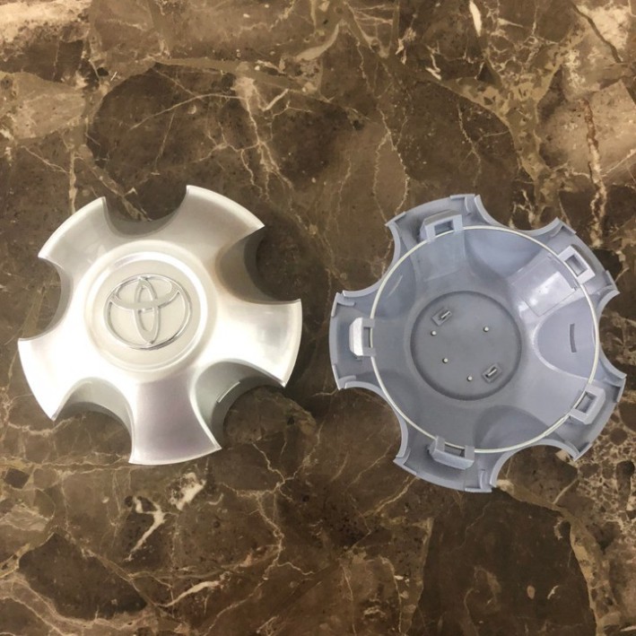 Sản Phẩm Logo chụp mâm, ốp lazang bánh xe sau ô tô Toyota Land Cruiser (đời xe 2003, 2003, 2004, 2005) .