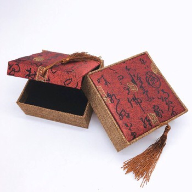 Hộp gấm đỏ thêu nổi sang trọng size lớn 10x10x4cm