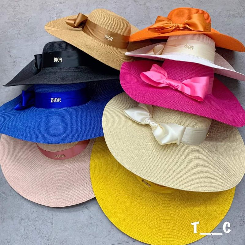Mũ cói đi biển vành rộng dây nơ gắn chữ Dio sang chảnh