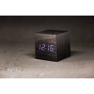 Đồng hồ gỗ LED để bàn vuông