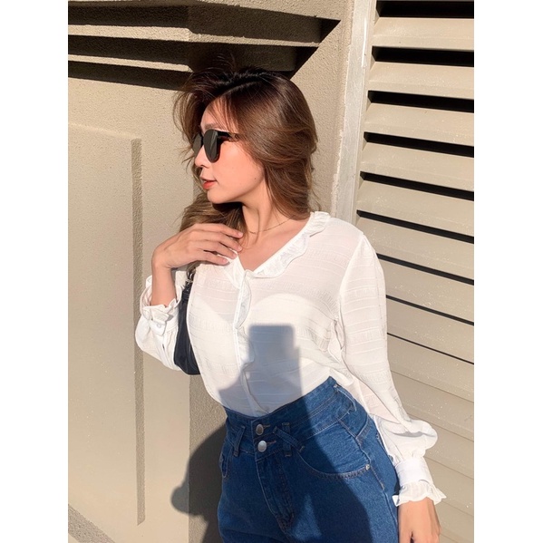 Áo kiểu trắng tay loe cổ tim byvee