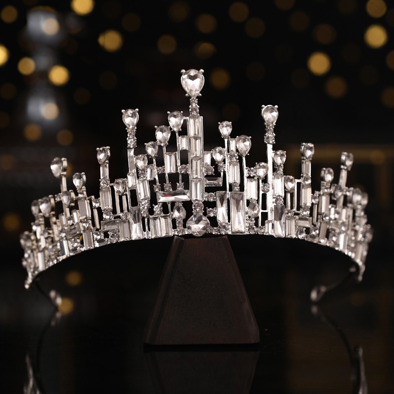 Vương miện đính đá sang trọng cho cô dâu