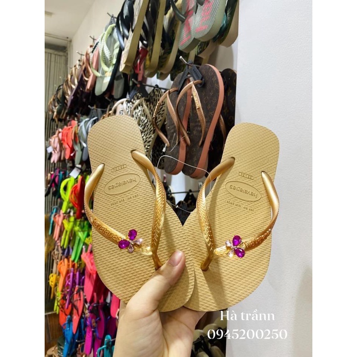 Charm  bướm nhí gắn dép havaianas có 6 màu như hình  , mẫu mới có sẵn , link chỉ bán charm k kèm dép