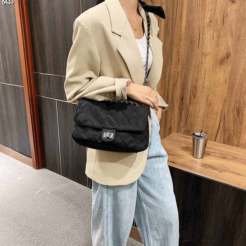 Túi Xách Đeo Vai Vải Oxford Ni Lông Cỡ Lớn Đính Đá Phối Dây Xích Cá Tính Cho Nữ