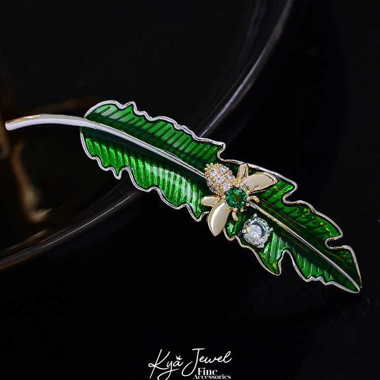 Cài áo Kya Jewel bọ và nhánh lá đáng yêu
