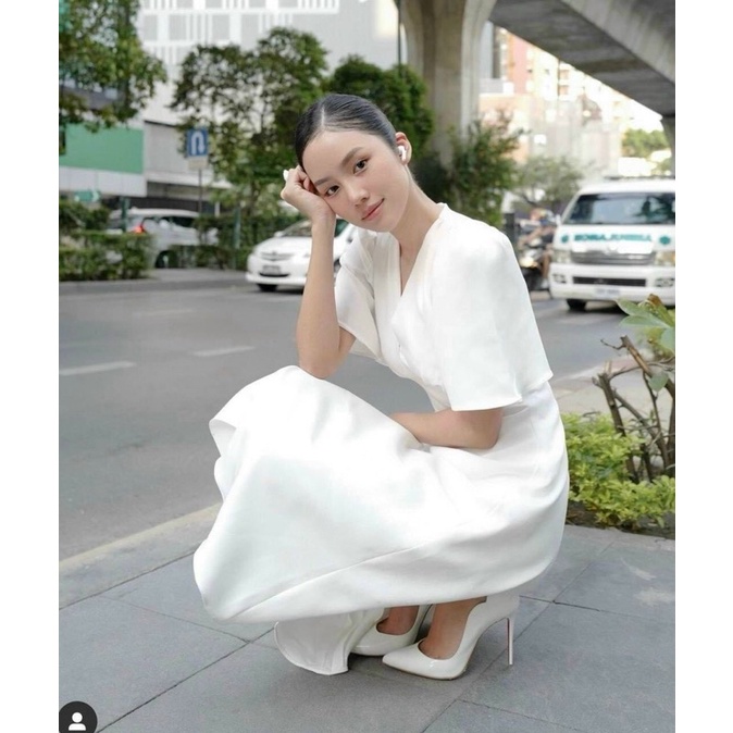 Đầm midi trắng cổ V tay cánh tiên