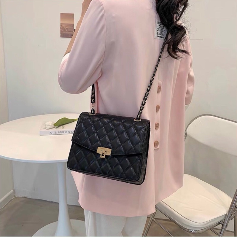 Túi Xách Nữ, Túi Đeo Chéo Trần Trám Khoá Gập Size 24 Dập Logo Đầy Đủ