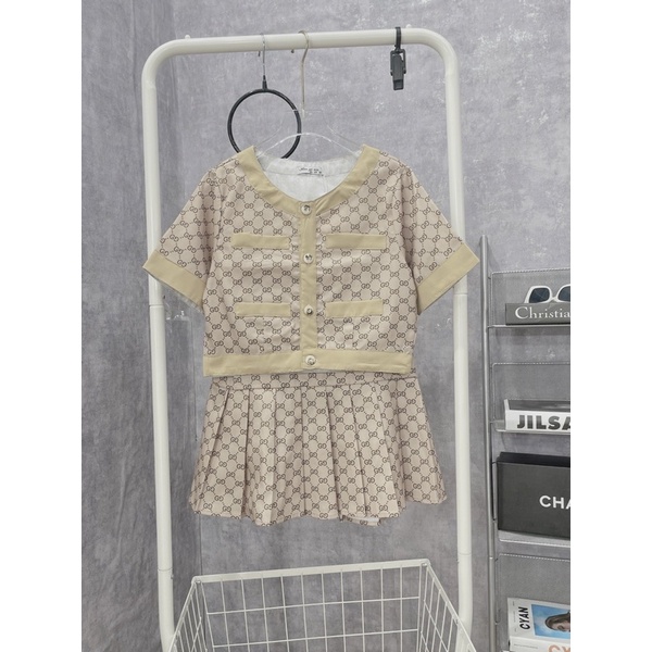 [ 𝐅𝐑𝐄𝐄 𝐒𝐇𝐈𝐏 ] SÉT VÁY GG NHÍ CHẤT KAKI 2 DA MỀM ĐEP NẶNG LẮM CV XẾP LY HÀNG ĐẸP LẮM Ạ