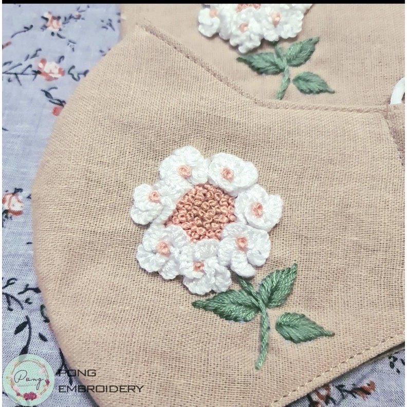 Khẩu trang thêu tay