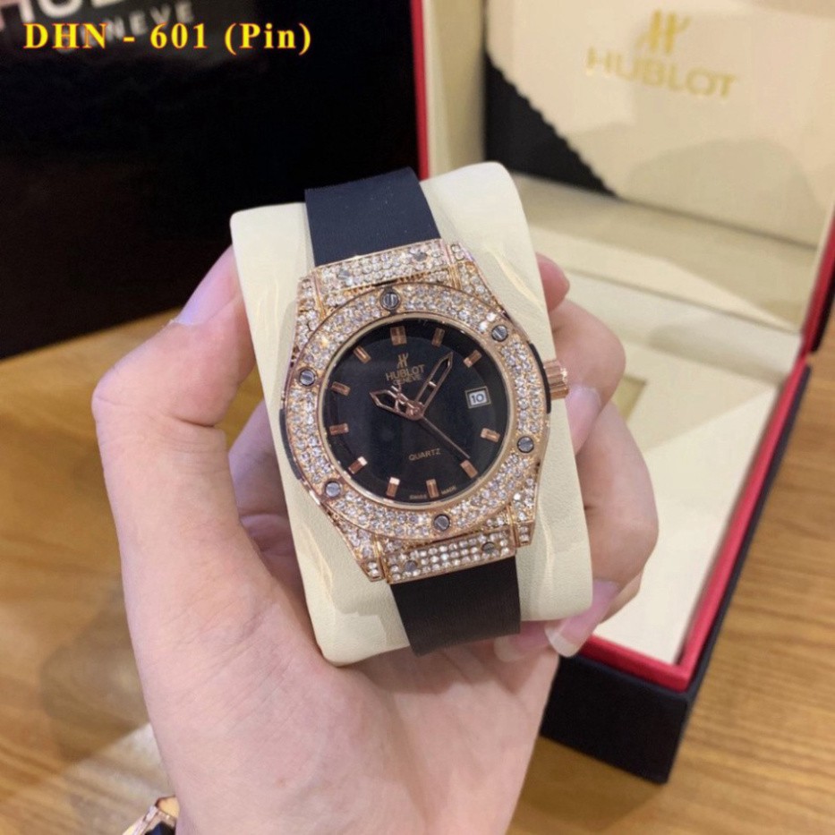 (Hublot hương vani) Đồng hồ nam Hublot mặt tròn đính đá máy pin dây cao su thơm vani DH601 - Đồng hồ Hulo