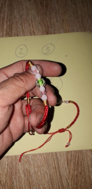 Vòng tay may mắn màu đỏ kèm 7 viên đá pha lê nhiều