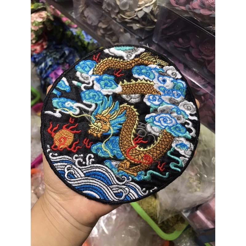 Tấn tròn dán áo