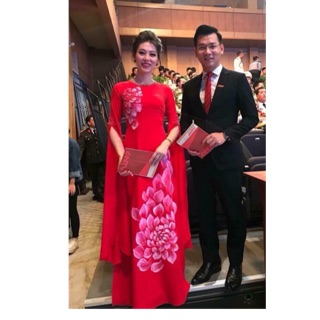 Áo dài đỏ vẽ hoa tay xẻ 4 tà, kèm quần