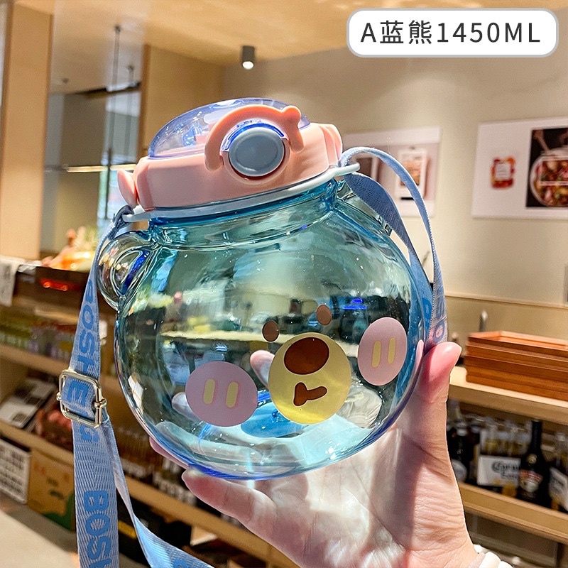 Bình đựng nước 1400ml thiết kế hình con heo và gấu kèm ống hút và dây đeo tiện lợi
