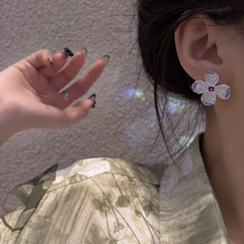 Khuyên Tai Hình Hoa Đính Ngọc Trai Phong Cách Mới Thời Trang Mùa Hè 2022