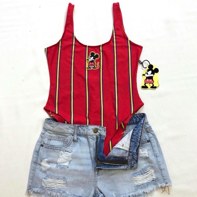 Bodysuit Mickey xinh xắn hoạ tiết sọc vàng nổi bật trên nền đỏ. Phần dưới có khuy bấm tiện lợi. Mix cùng các loại short!