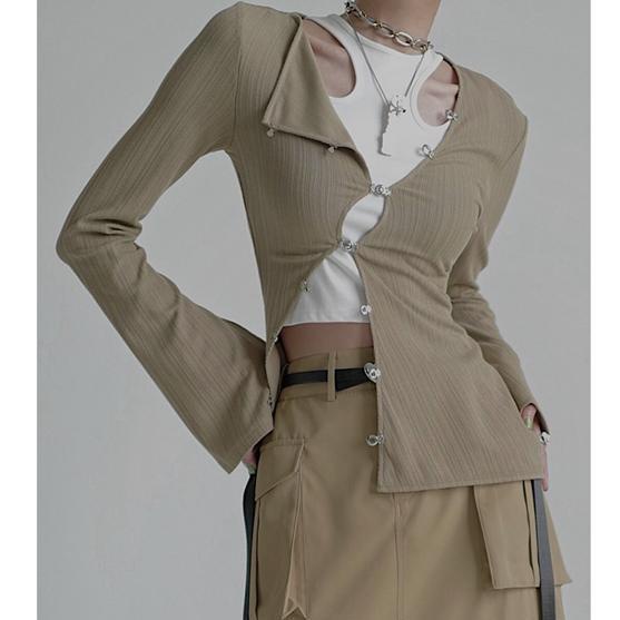 Áo tay dài cài nút khoét lỗ ở giữa hàng nút