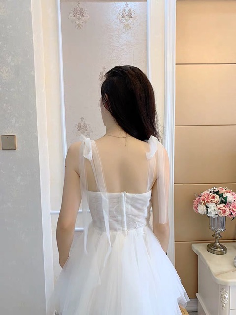 Đầm dạ hội trắng tinh khôi hai dây rằn ri