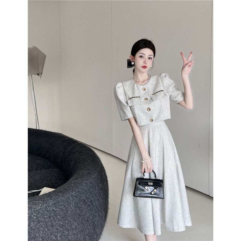 Set trang phục 2 món áo khoác lửng ngắn và chân váy có bán lẻ