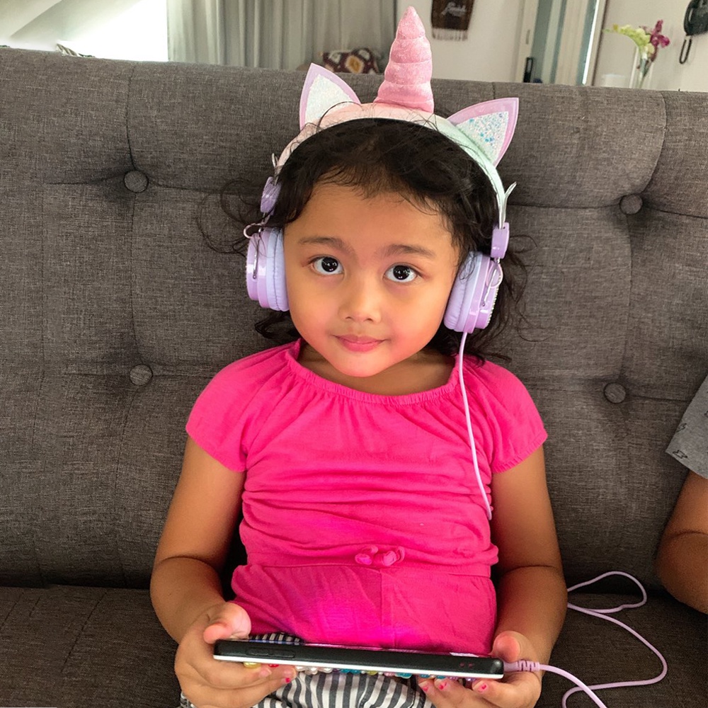 Tai Nghe Hình Kỳ Lân Đính Đá Nhiều Màu Dễ Thương Cho Bé